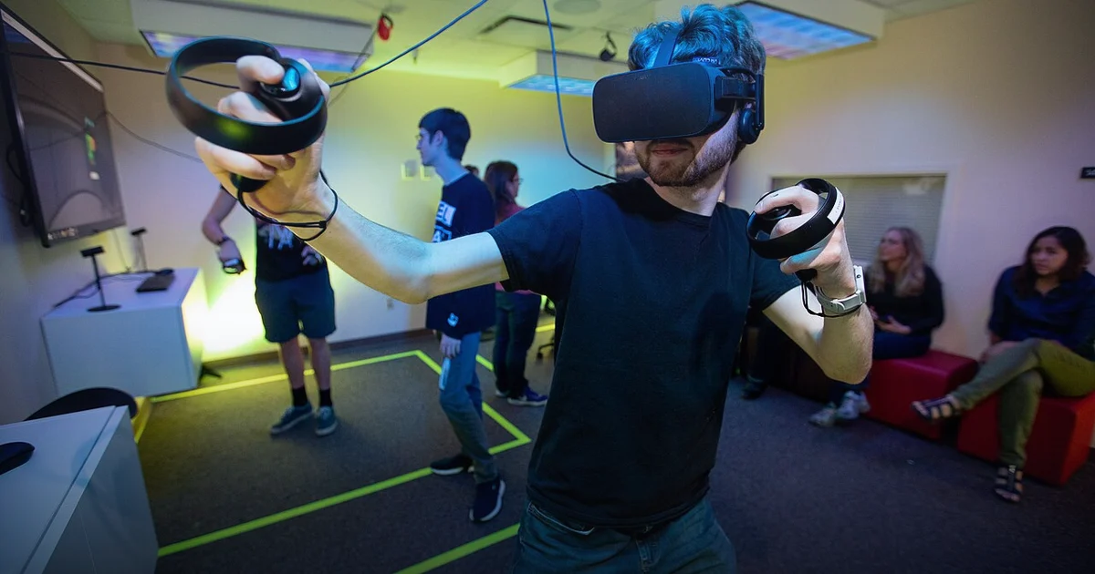 Зал VR-клуба с игровыми зонами